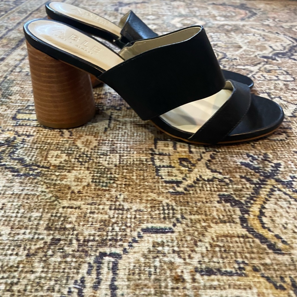 Able black leather sandals